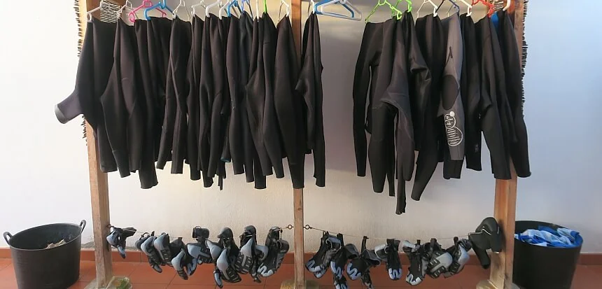 Surfequipment im Surfcamp_Neoprenanzüge und Surf Booties