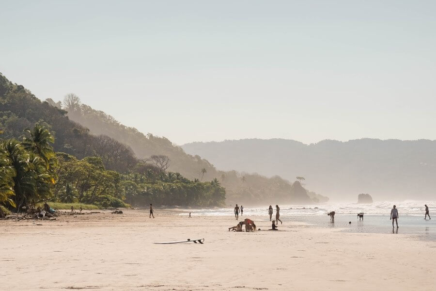 Wer in Costa Rica surfen will, kann sich auf wunderschöne Traumstrände freuen