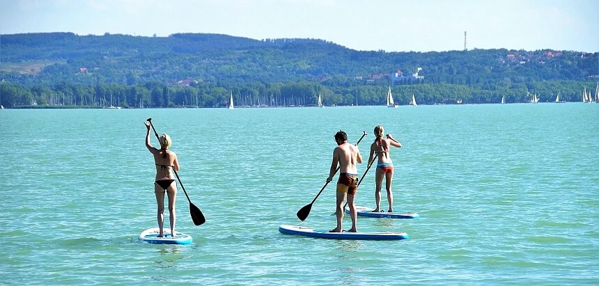 Stand Up Paddling für Einsteiger auf einem ruhigen See
