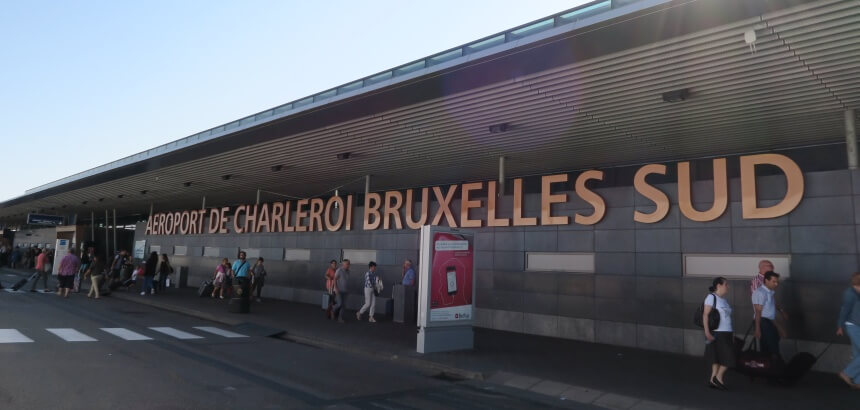 Anreise mit dem Flugzeug in den Surfurlaub nach Frankreich