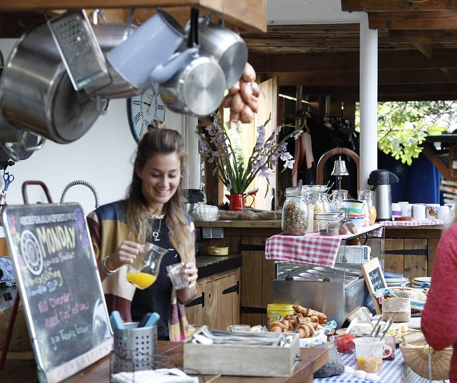Das Frühstück in der offenen Wohnküche der Pura Vida Lodge in Mimizan Plage