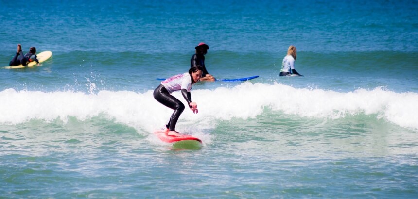 Der Surfkurs im Dreamsea Surfcamp Frankreich in Moliets ist besonders gut für absolute Surfanfänger