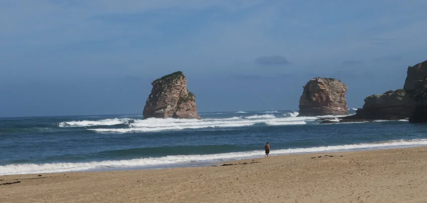 Surfspot Pointbreak Les 2 Jumeaux am nördlichen Ende der Strandbucht von Hendaye Surfspot Pointbreak Les 2 Jumeaux am nördlichen Ende der Strandbucht von Hendaye