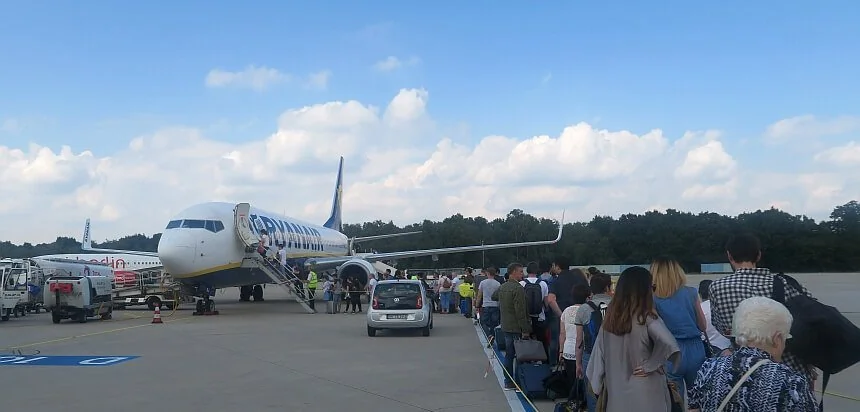Surfboard mit flugtauglichem Boardbag transportieren wie hier bei Ryanair