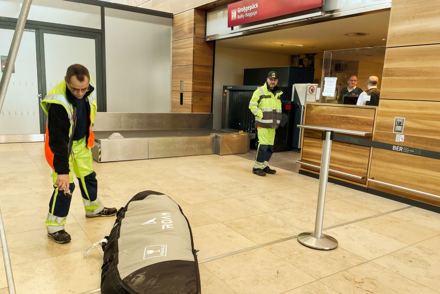ROAM Surf Tasche am Sperrgepäckschalter vom BER Flughafen in Berlin