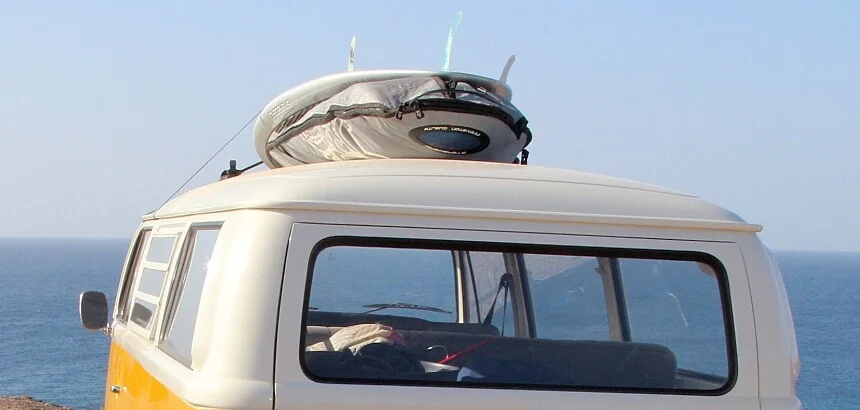 Surftasche auf dem Dach vom Bulli in Fuerteventura