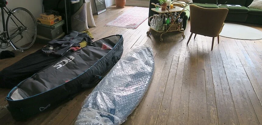Surftasche und gut verpacktes Surfboard