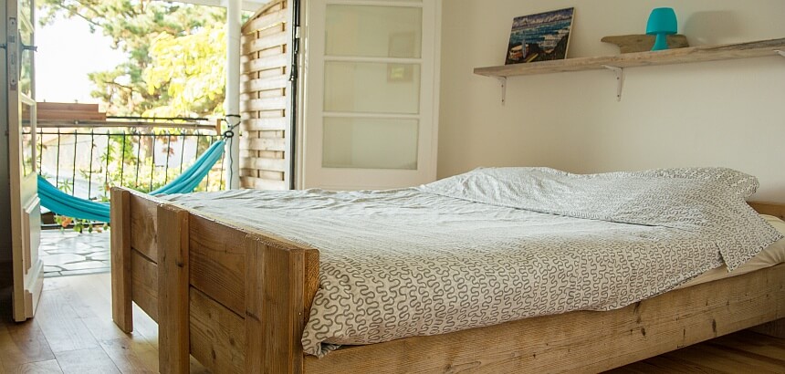 Gemütliches Schlafzimmer mit Balkon in der Pura Vida Lodge