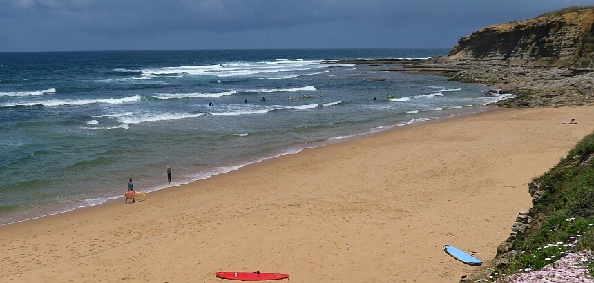 Am Praia do Matadouro im Ericeira darf nur eine kleine Auswahl an Surfschulen mit ihren Surfschülern ins Wasser