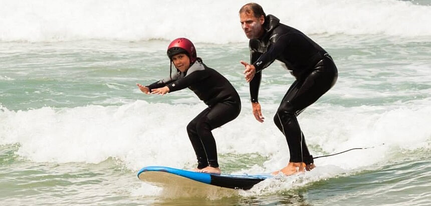 Surfkurs für Kinder in der Surfschule 3ondas in Ericeira Portugal