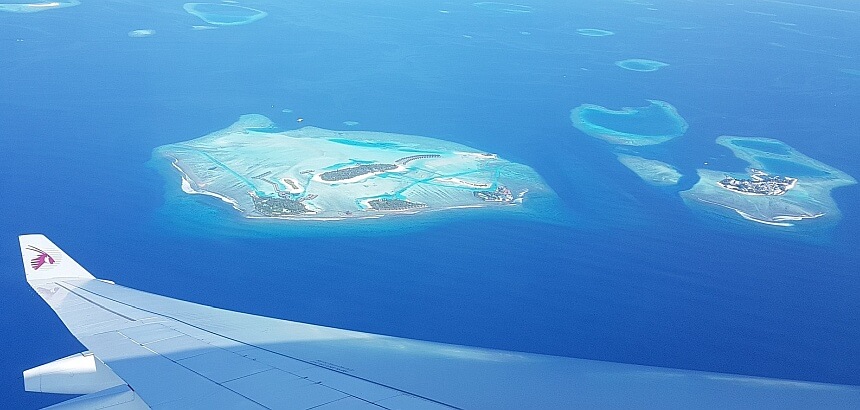 Mit dem Flugzeug und Boardbag auf die Malediven surfen