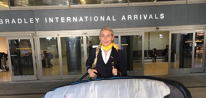 Flugbegleiterin mit Boardbag am Flughafen