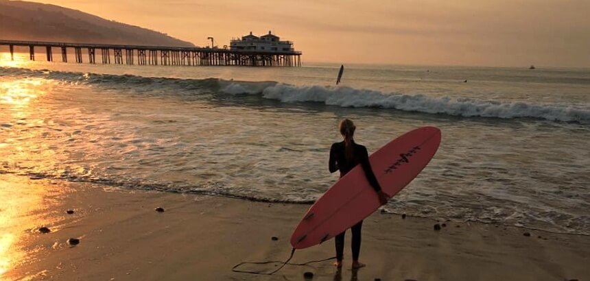 Surfen bei Sonnenaufgang in Kalifornien