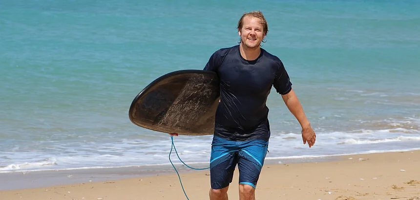 Der Surfnomade mit seinen neuen Boardshorts