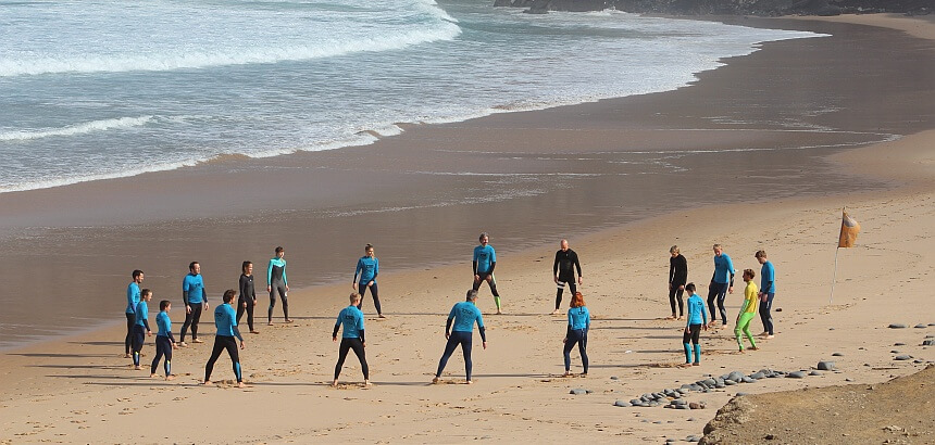 Aufwärmprogramm vor dem Surfkurs in einem Surfcamp