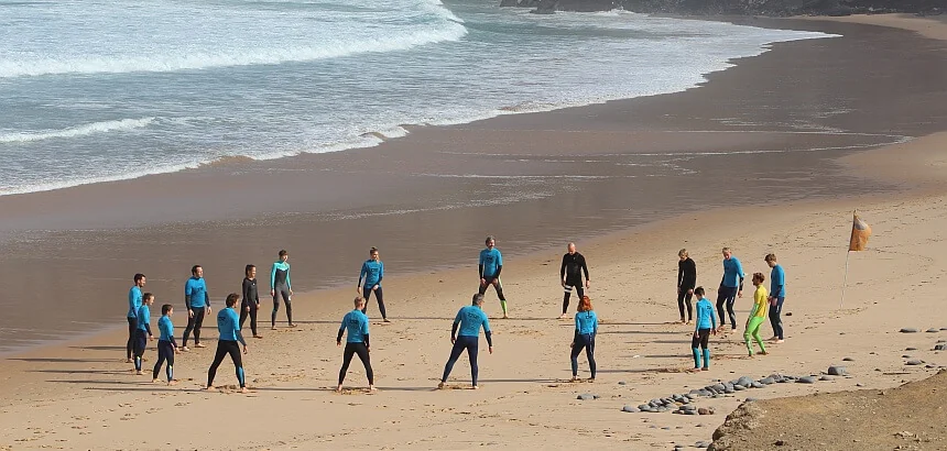 Aufwärmprogramm vor dem Surfkurs in einem Surfcamp