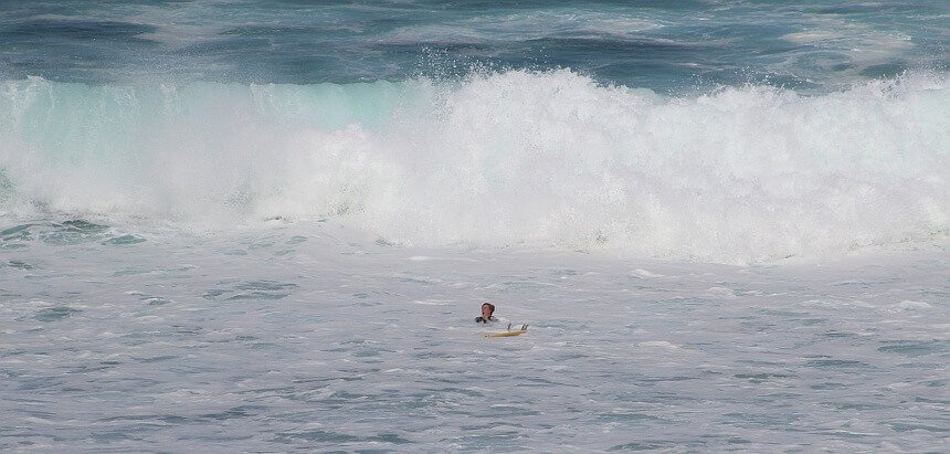 Im Weißwasser gewaschen werden gehört zum Surfen dazu