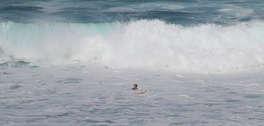 Im Weißwasser gewaschen werden gehört zum Surfen dazu
