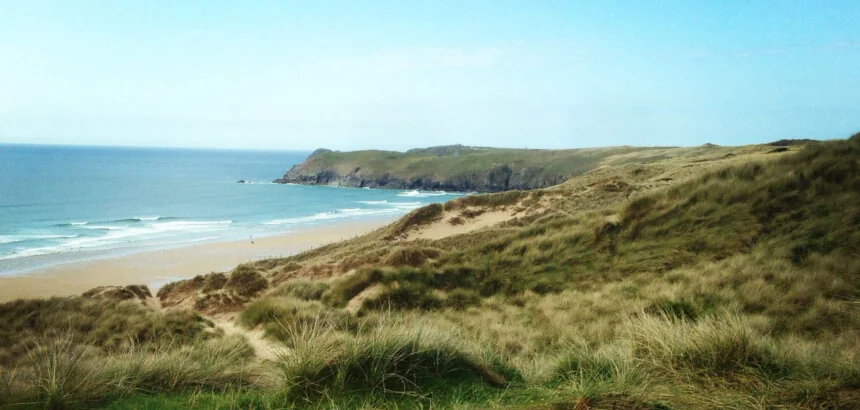 In England surfen_ Sufspot Perranporth in Cornwall