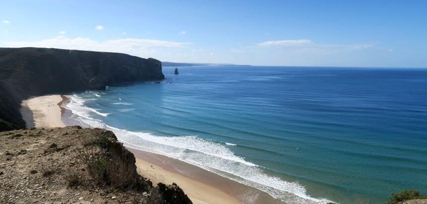 Arrifana an der West-Algarve zählt zu den besten Surfpots für Surfanfänger in Portugal