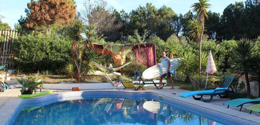 Pool und Garten vom Mission To Surf Camp in der Algarve in Portugal