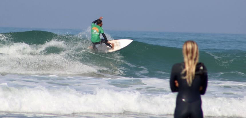 Surflehrer von Tres Ondas am Praia de São Julião