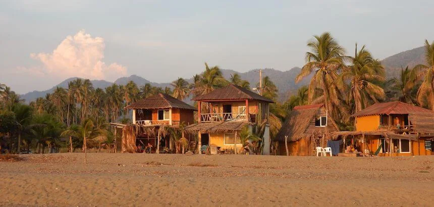 Eine Ansammlung von Holzhütten am Strand_Das ist Rio Nexpa in Mexiko