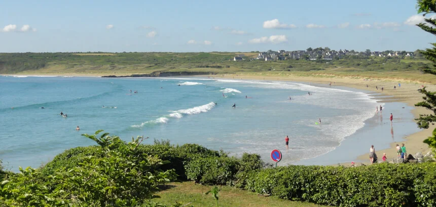 Goulien im Sommer bei High Tide_schöne Anfängerwellen und entspanntes Ambiente_Surfen Bretagne