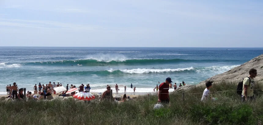 Quiberon in der Bretagne bei High Tide - 30 Grad im Mai bedeutet voller Strand