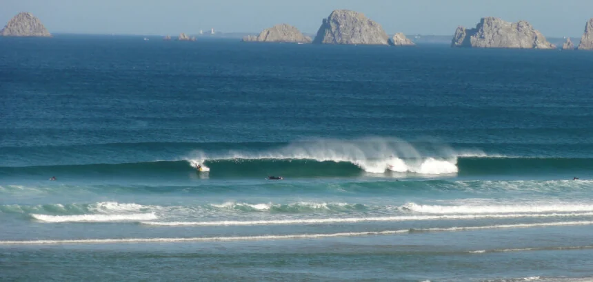 Surfen in der Bretagne_Lostmarch im November bei Low Tide_schöne hohle Wellen