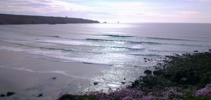 Surfspot Bretagne_Baie de Trepasses im April bei Low Tide - Wellen satt für jeden