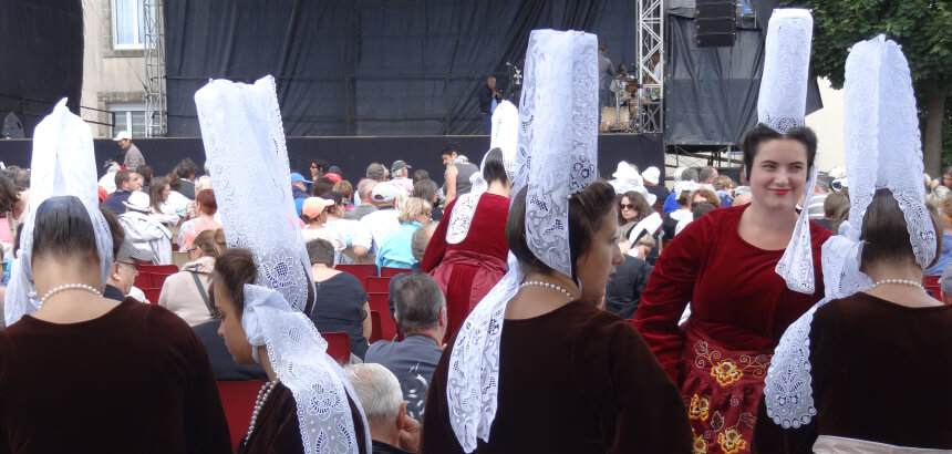 Traditionelle Trachten auf einem bretonischen Musikfestival