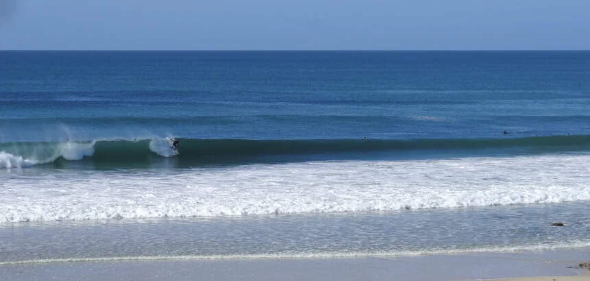 Tubes in Saint Tugen bei perfektem Offshore_In der Bretagne surfen