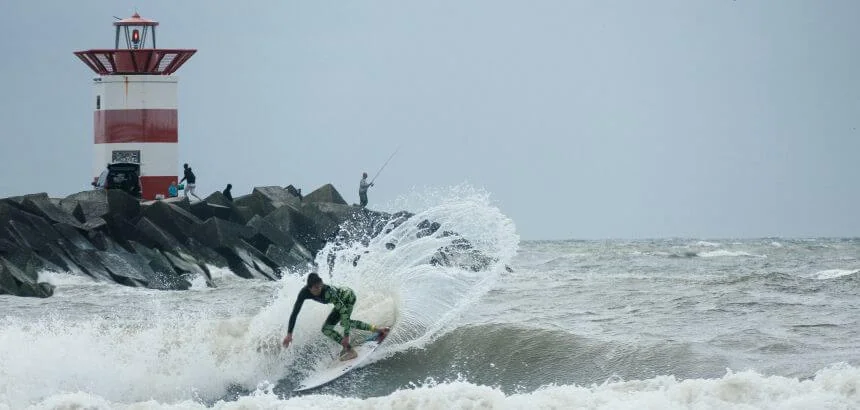 In Holland surfen-Scheveningen Noord shortboard snap