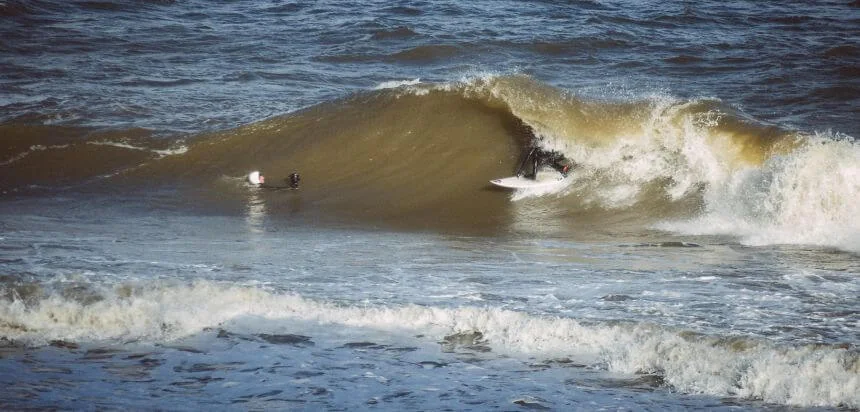 Maasvlakte Tube surfen bei onshore_Künstliche Insel an der Hafenmündung des Rotterdamer Industriehafens in Holland