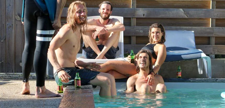 Abhängen nach der Surf Session am Pool vom Longwave Surfcamp in Frankreich Abhängen nach der Surf Session am Pool vom Longwave Surfcamp in Frankreich