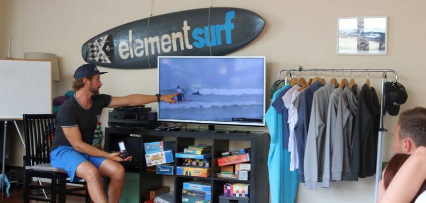 Die Video Analyse ist ein wichtiger Bestandteil im Surfkurs bei elementsurf