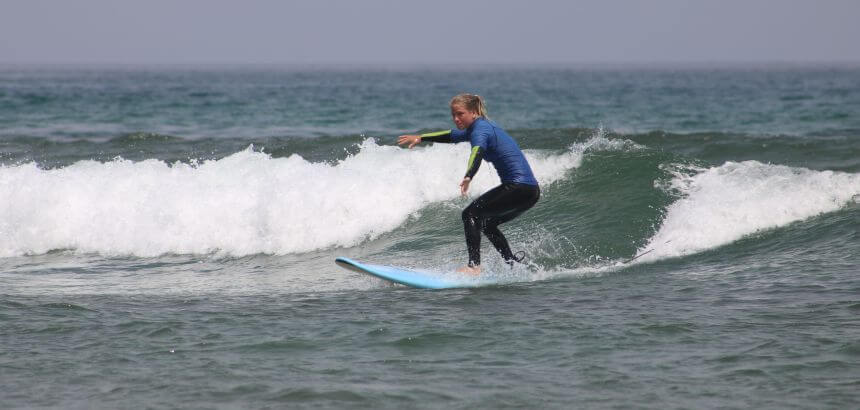 Surfschülerin Silvana schnappt sich eine grüne Welle im Fortgeschrittenenkurs