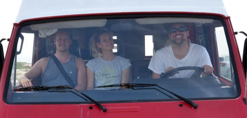 Auf dem Weg zum Spot mit Valeska Schneider und Martin Walz beim Pro Performance Surf Coaching in Portugal