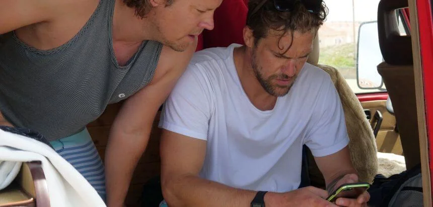 Feedback Session beim Carveboard Training vom Surf Coaching in Portugal
