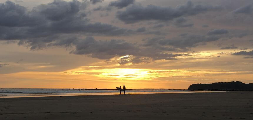 In Panama surfen beim Sonnenuntergang