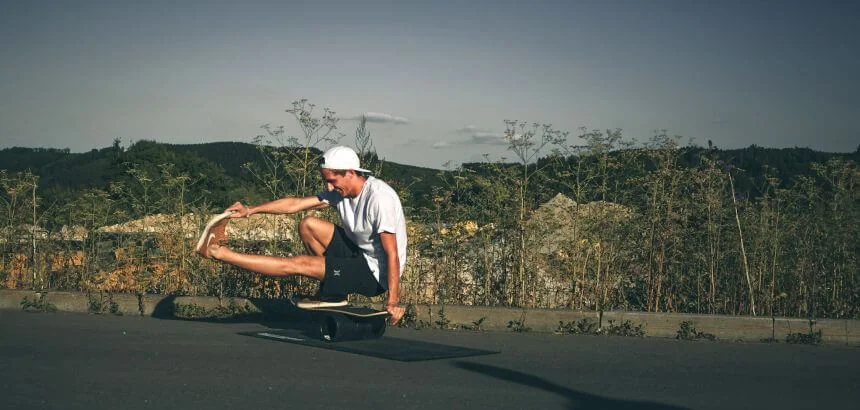Balance Übung auf einem Balance Board von Daffy Boards