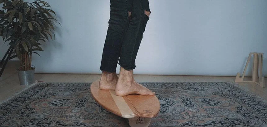 Barfuß auf dem balance Board