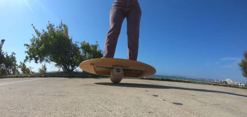 Bei Wonkeyboard wird das Deck auf einer Schiene auf der Rolle geführt