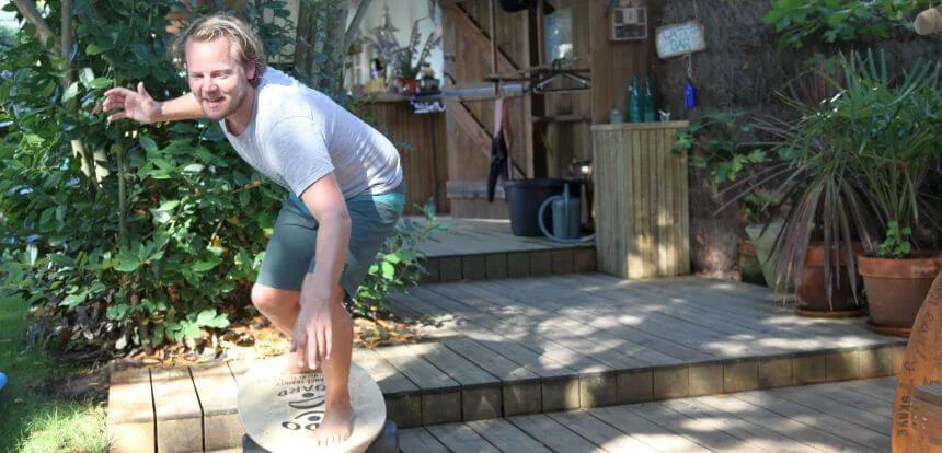 Der Surfnomade versucht sich auf einem Balance Board vom Marktführer Indo Board