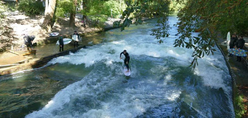 Die stehende Welle am Eisbach in München ist für Surfanfänger ungeeignet Die stehende Welle am Eisbach in München ist für Surfanfänger ungeeignet