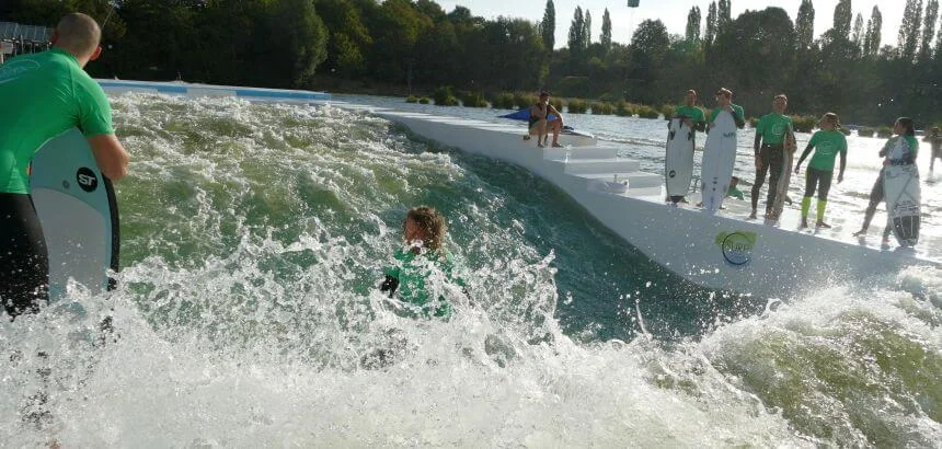 In einer künstlichen Welle wie hier in Langenfeld bewegt sich das Wasser auf dich zu In einer künstlichen Welle wie hier in Langenfeld bewegt sich das Wasser auf dich zu
