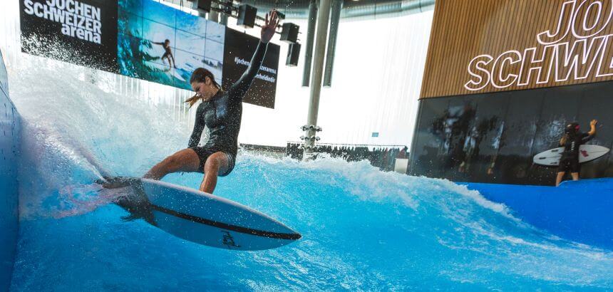 Indoor Surfen in der Jochen Schweizer Arena in München