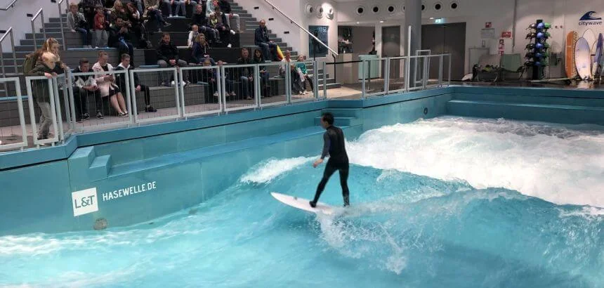 Indoor Surfen_Die Citywave Hasewelle in Osnabrück befindet sich in einem Kaufhaus Indoor Surfen_Die Citywave Hasewelle in Osnabrück befindet sich in einem Kaufhaus