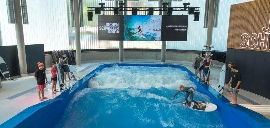 Jochen Schweizer surfen_künstliche Welle zum Indoor Surfen in München Jochen Schweizer surfen_künstliche Welle zum Indoor Surfen in München